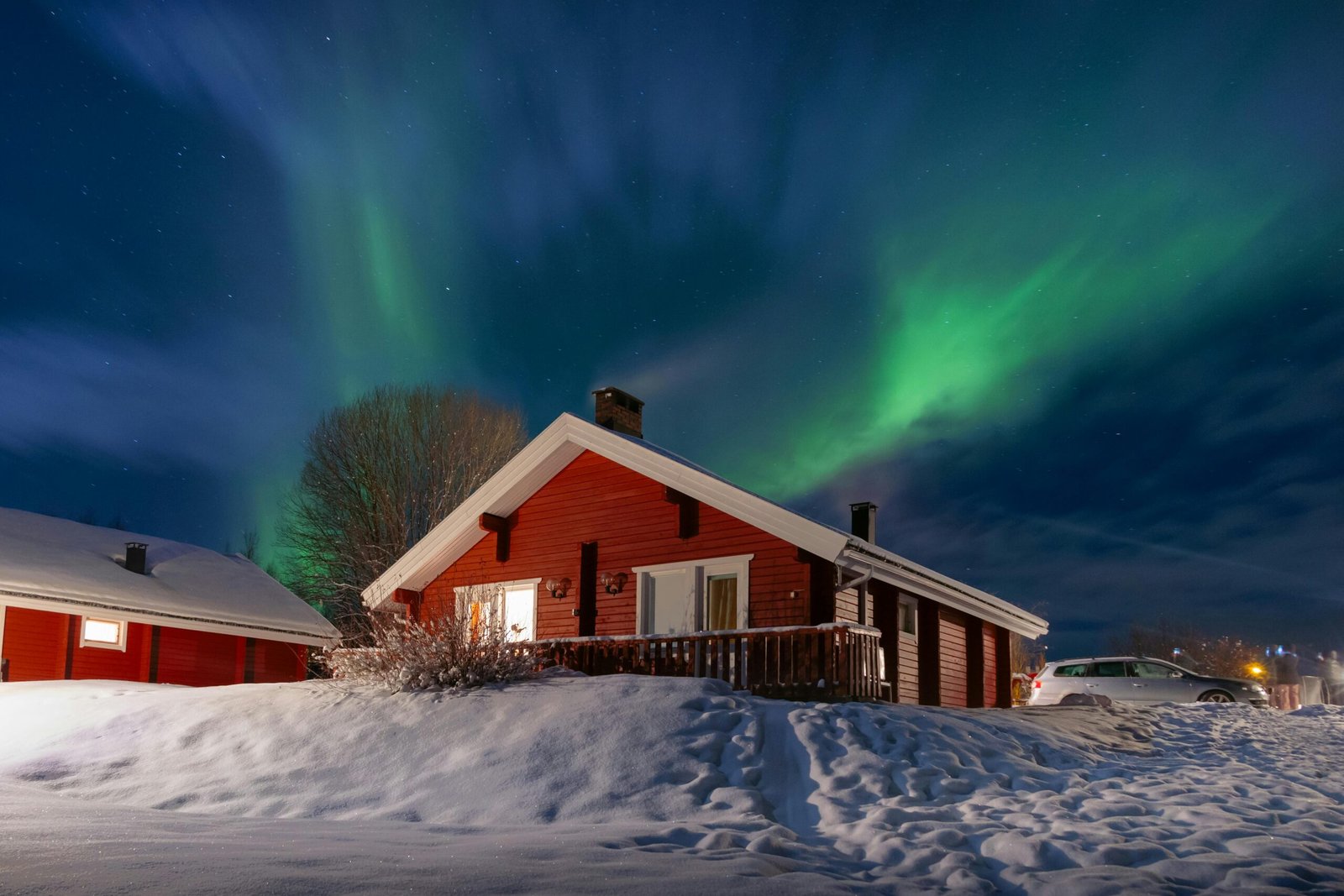 A tranquil Arctic night with the northern lights glowing above a frosty hideaway. (Photo by Sergey Guk)